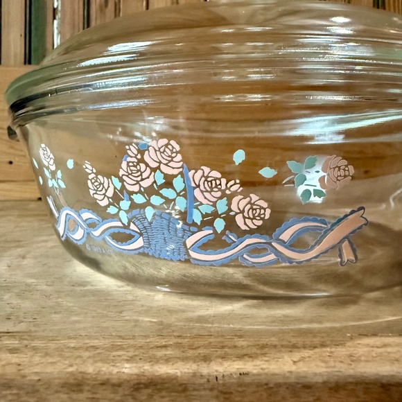 Anchor Hocking  1.5 Qt Covered Glass Casserole “Pink Roses in Basket” 1989 - Picture 9 of 16